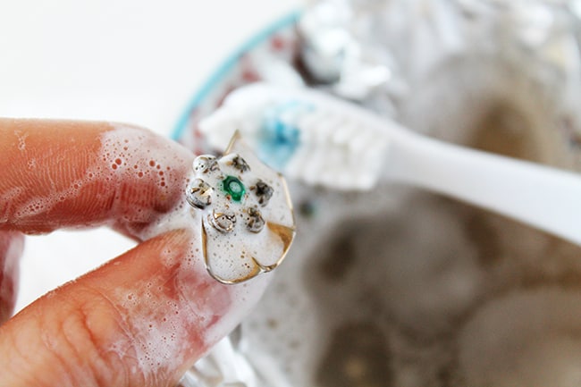 Make jewelry cleaner and clear it by brush